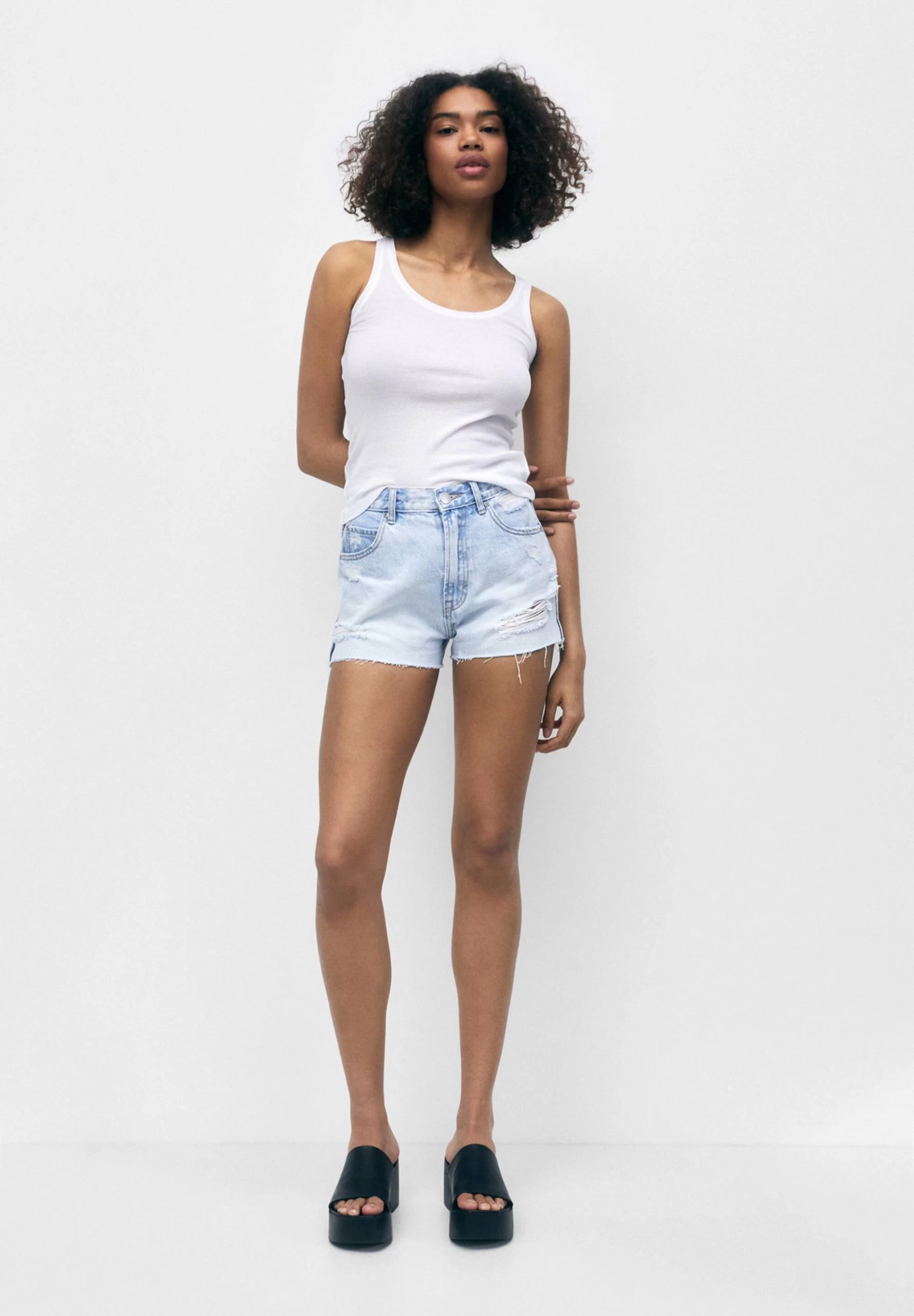 PULL & BEAR Mom-Fit - Short En Jean - Stone Blue Denim – Image 2